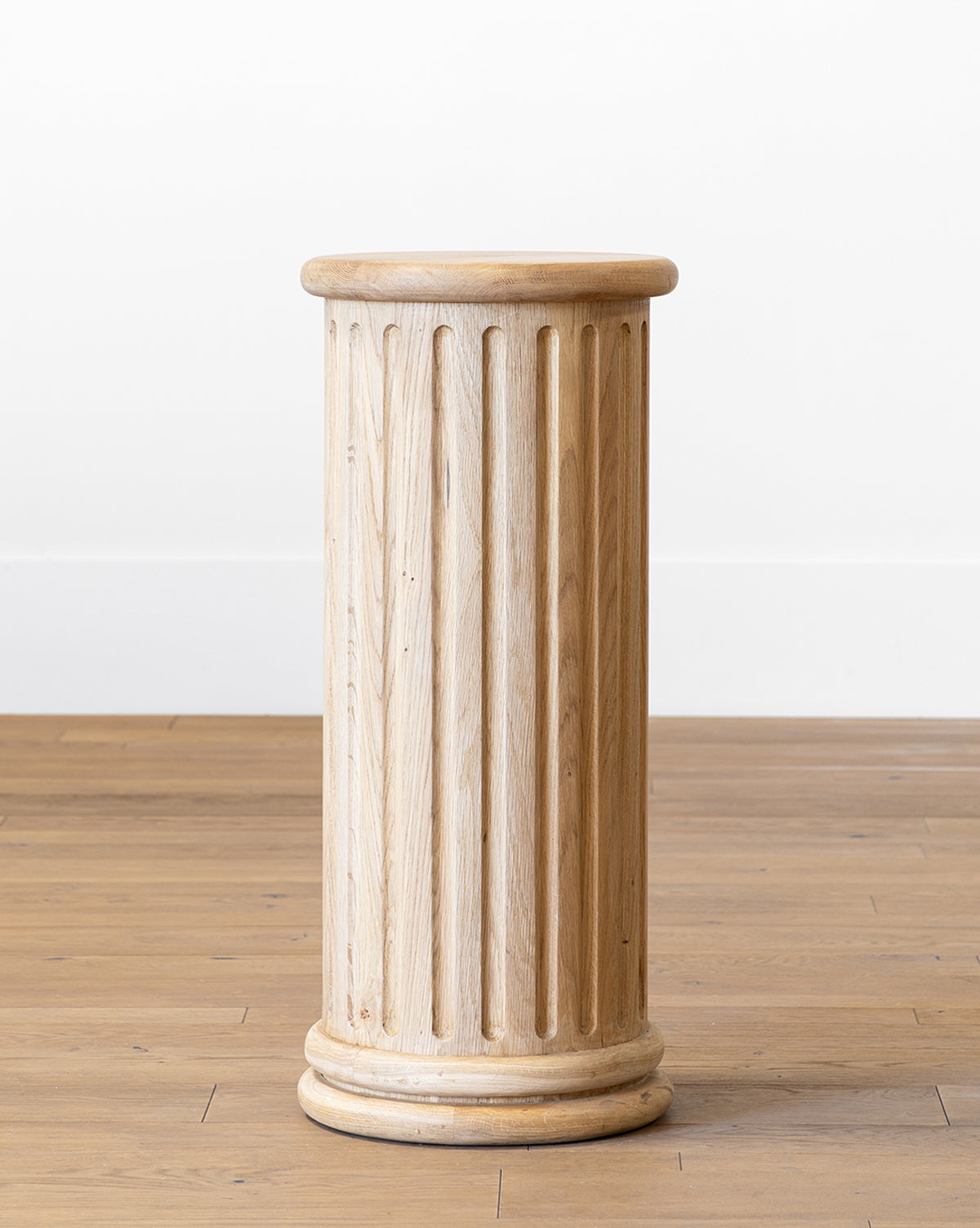 Makerspalm, Oak Pedestal